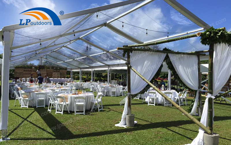 Por que não escolher uma tenda de casamento ao ar livre para o seu fabuloso banquete