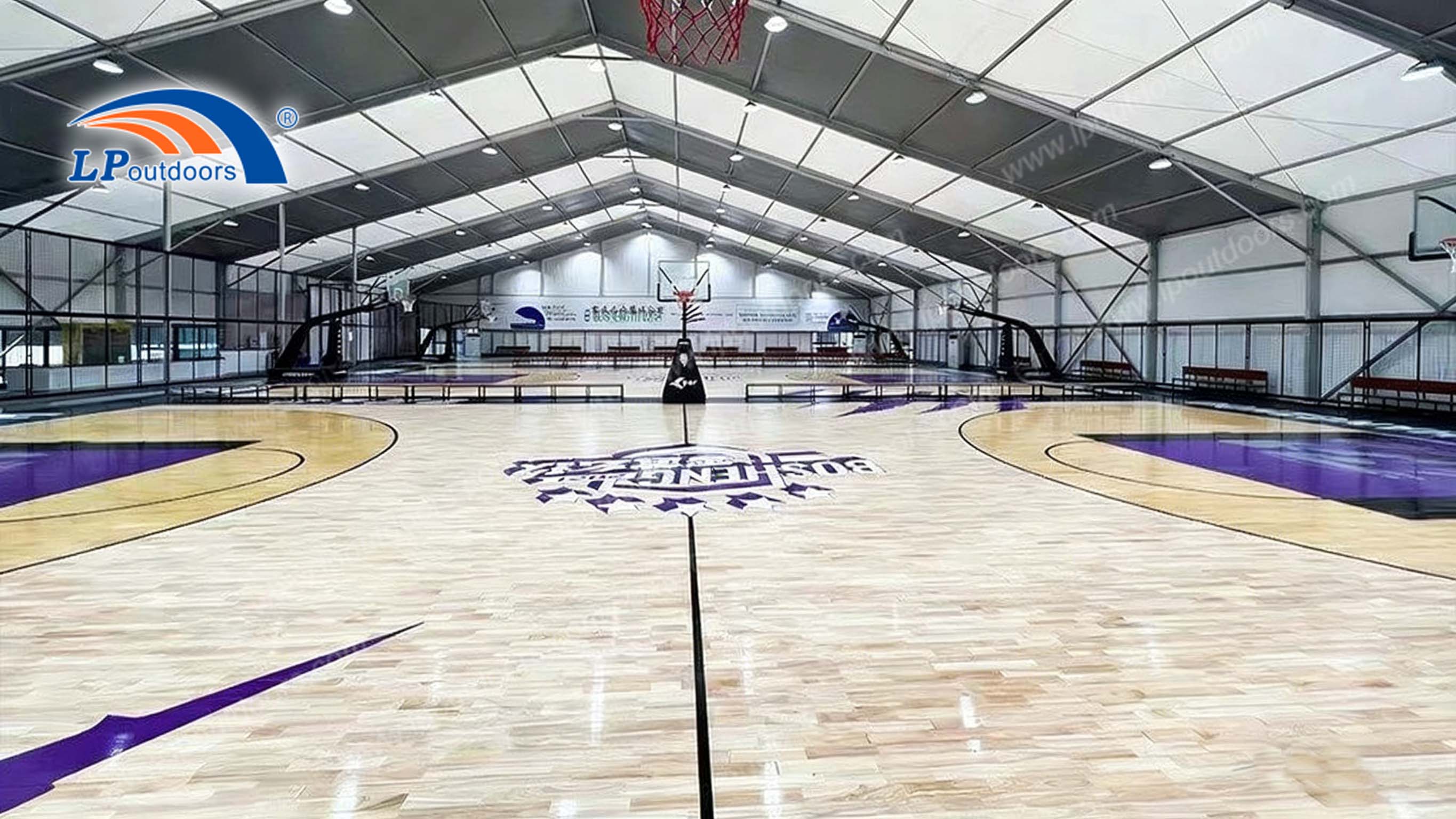 Estrutura pré-fabricada de quadra de basquete interna na cobertura