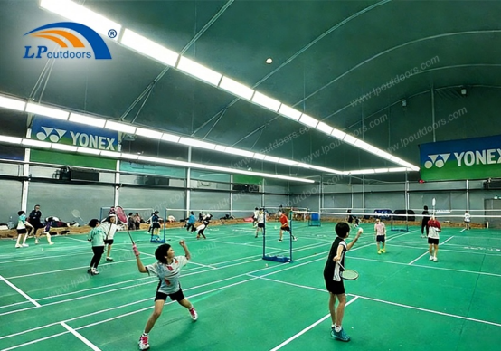 barraca interna da quadra de badminton