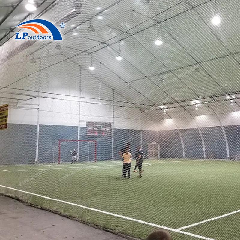 Estrutura do campo de futebol e cobertura do estádio para todos os climas