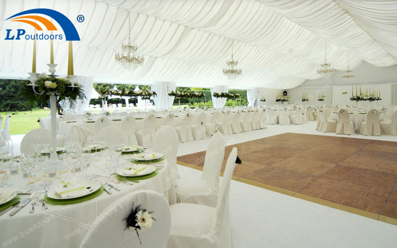 Tenda de festa de casamento de luxo ao ar livre de alumínio com forro e decoração de cortina