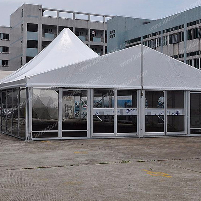 Tenda de luxo com parede de vidro de alto pico ao ar livre para evento de festa