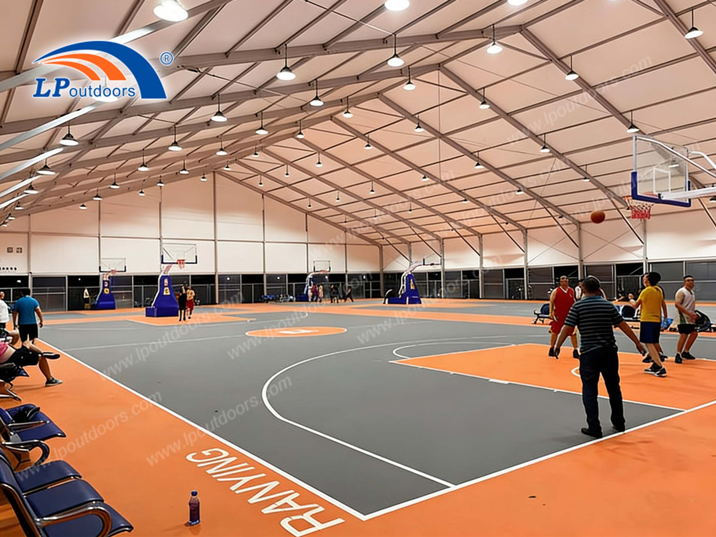 Estrutura interna do centro de treinamento de basquete de tamanho padrão
