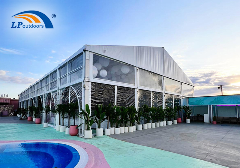 Aplicação de barraca de festa com altura lateral de 6m