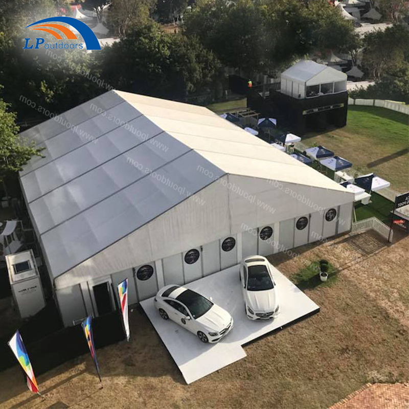 Uma construção de garagem temporária com estrutura de armação para estacionamento de armazenamento 