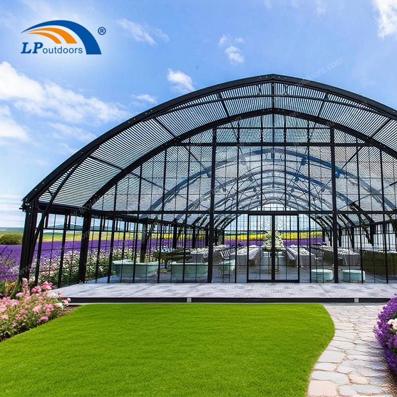 Marques de laranjaria de arco de luxo - elegância retrô atende ao moderno espaço de eventos ao ar livre