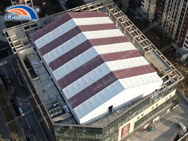 Estrutura pré-fabricada de quadra de basquete interna na cobertura