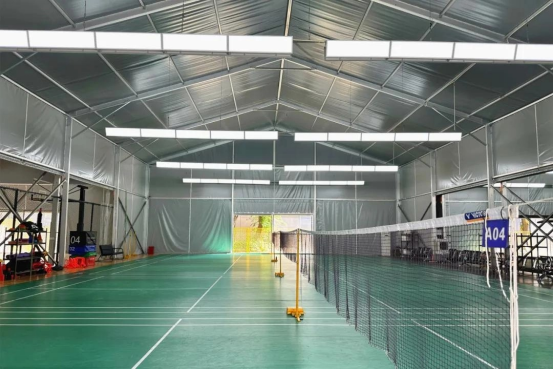 barraca interna da quadra de badminton