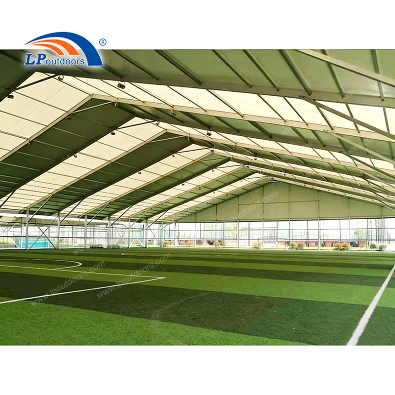 Estrutura do campo de futebol e cobertura do estádio para todos os climas