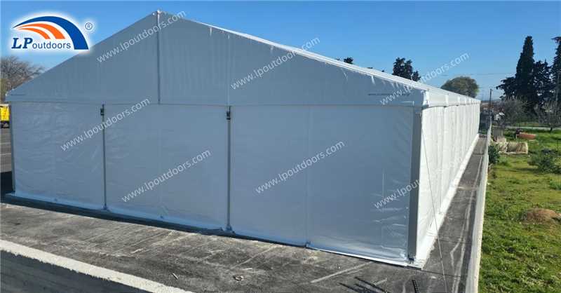Exterior de uma tenda branca.jpg