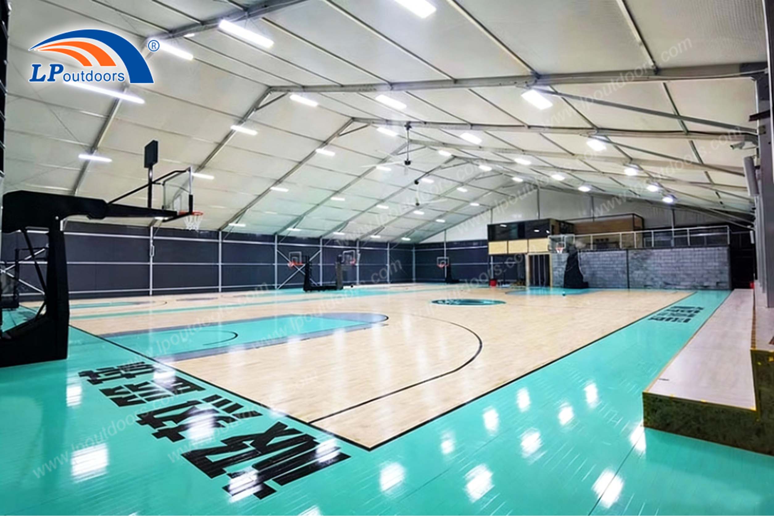 Estrutura interna do centro de treinamento de basquete de tamanho padrão