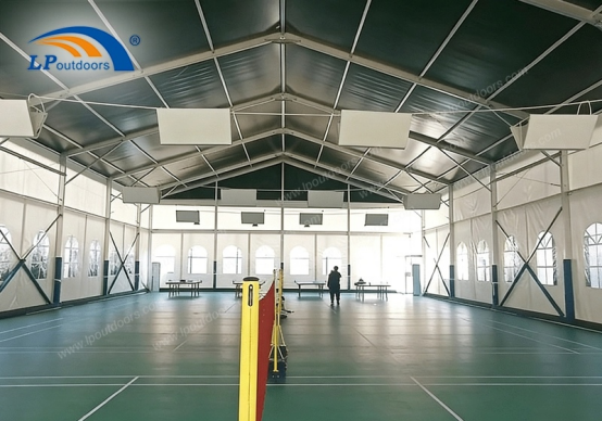 barraca interna da quadra de badminton