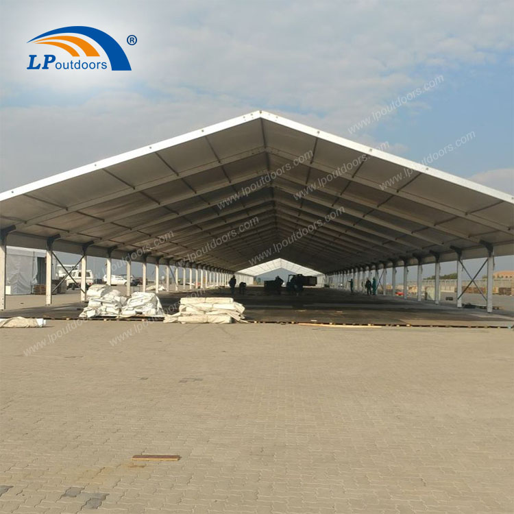 Uma construção de garagem temporária com estrutura de armação para estacionamento de armazenamento 