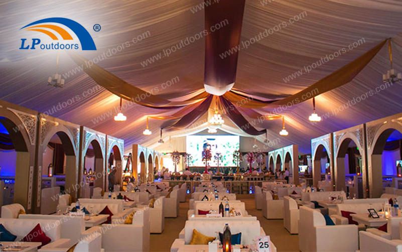 Quais são as vantagens e diferenças dos três tipos de tendas para eventos: tendas personalizadas, tendas transparentes e tendas de projeção em cúpula