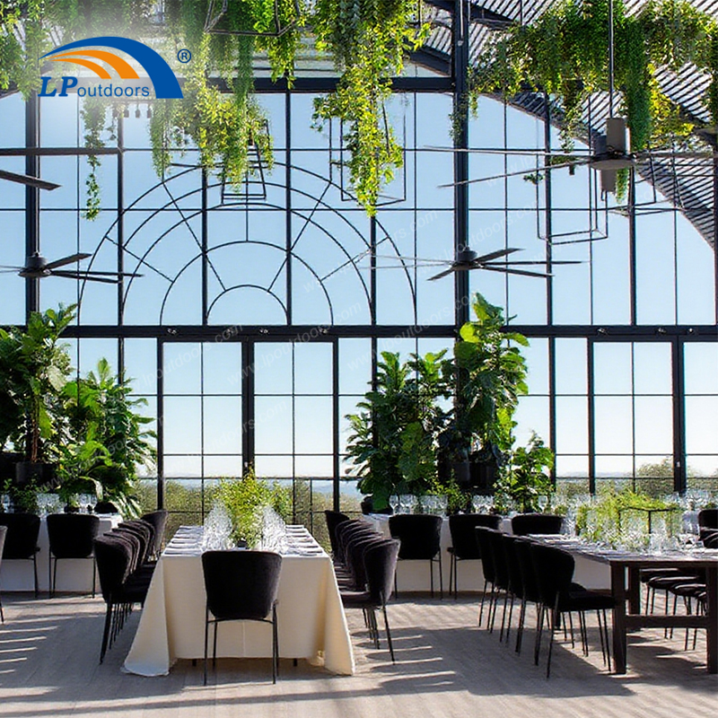 Marques de laranjaria de arco de luxo - elegância retrô atende ao moderno espaço de eventos ao ar livre