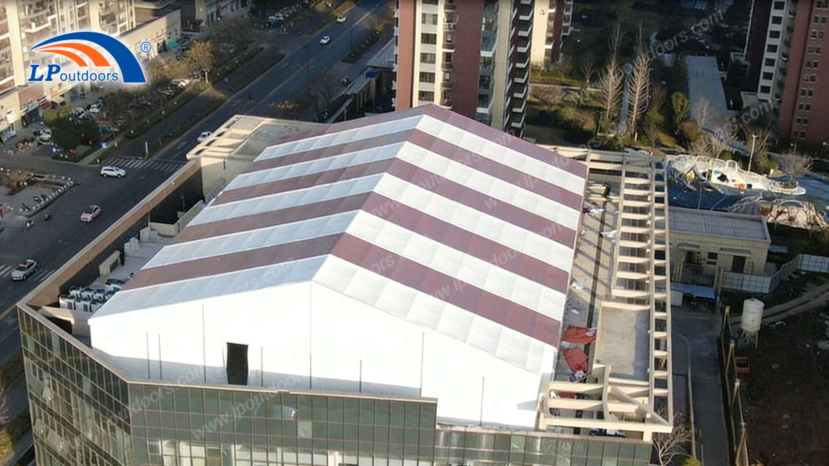 Estrutura pré-fabricada de quadra de basquete interna na cobertura