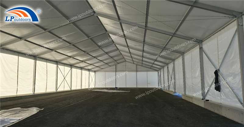 Grande tenda branca interior.jpg