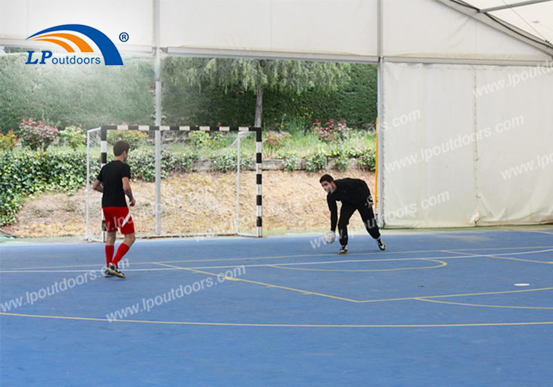 Futebol, basquete, badminton em instalação de tenda de arena esportiva