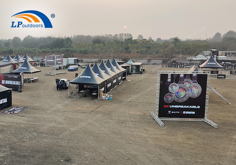 Estudo de caso de evento de pista de obstáculos Spartan Race: tendas de pagode, treliças e soluções de branding