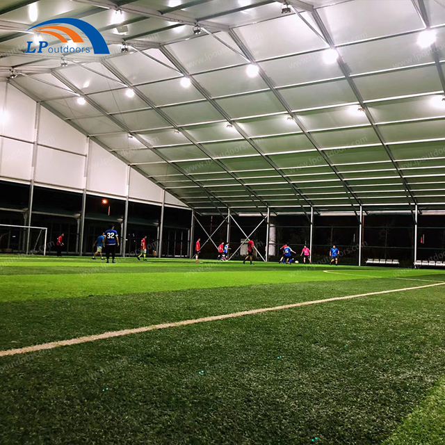 Estrutura do campo de futebol e cobertura do estádio para todos os climas