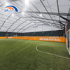 Estrutura do campo de futebol e cobertura do estádio para todos os climas