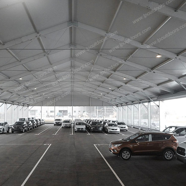Um edifício de garagem temporária de estrutura de armação para parque de estacionamento de armazenamento 
