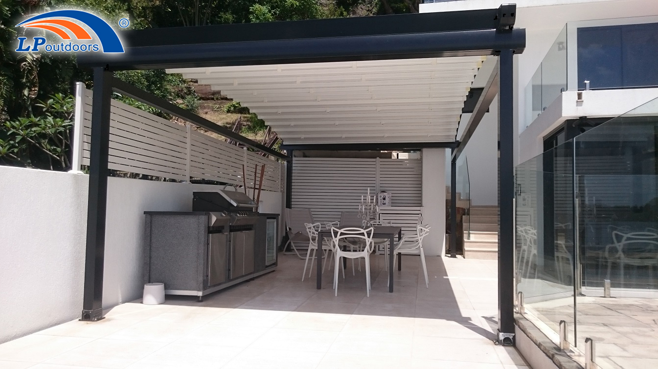 pérgola retrátil preta na varanda