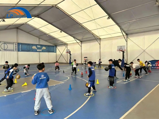 Estrutura interna do centro de treinamento de basquete de tamanho padrão