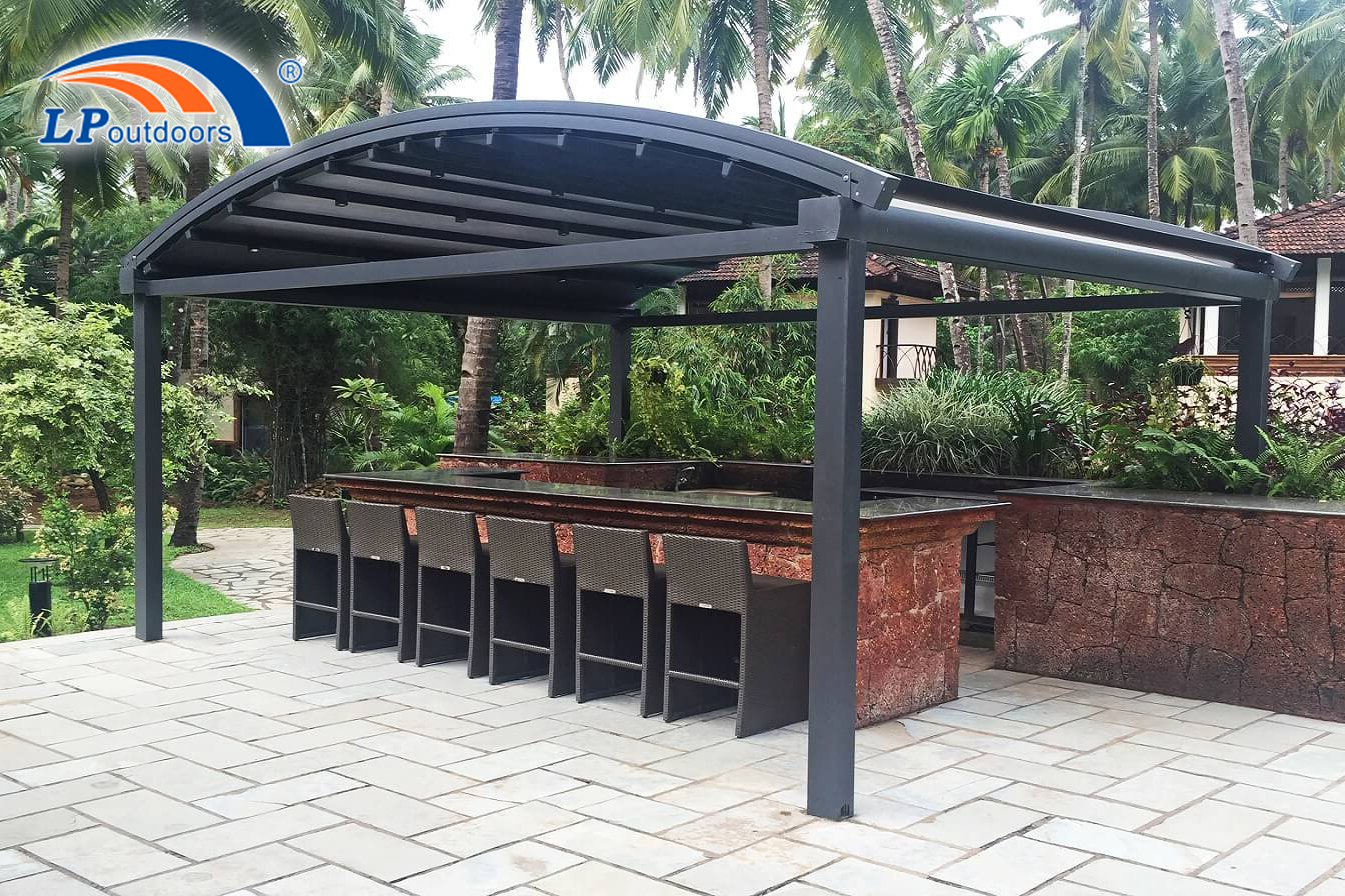 pérgola retrátil preta na varanda