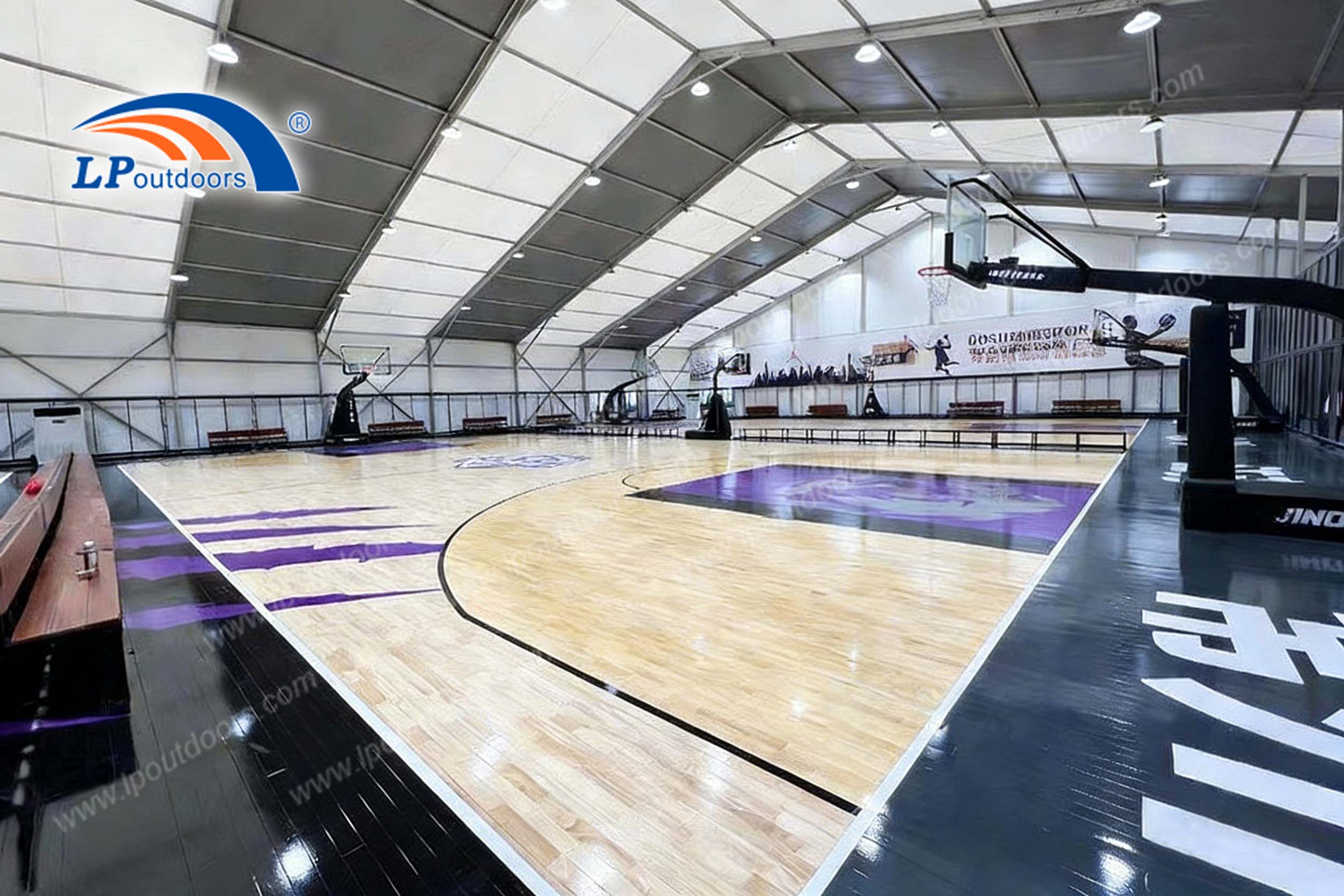 Estrutura pré-fabricada de quadra de basquete interna na cobertura