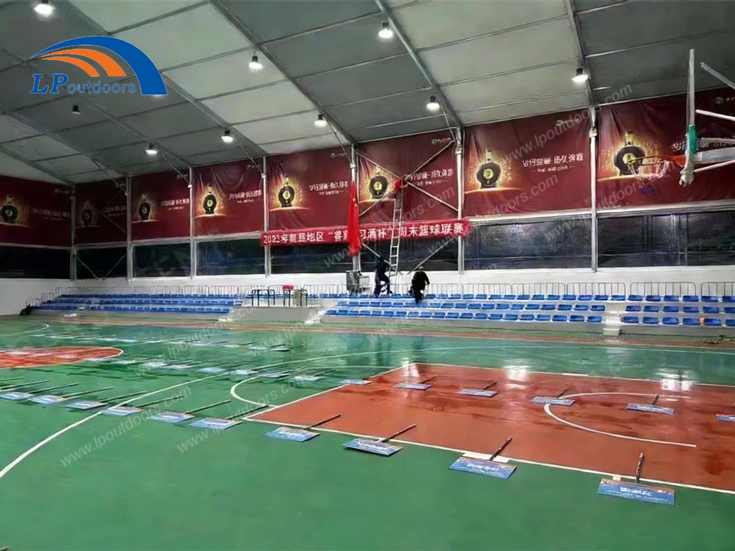 Estrutura interna do centro de treinamento de basquete de tamanho padrão