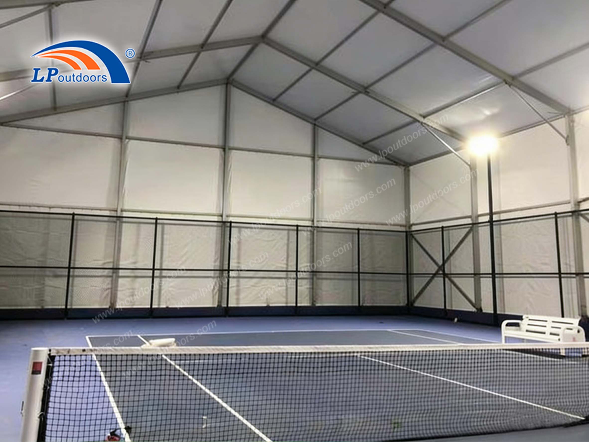Edifício pré-fabricado com estrutura de quadra de tênis coberta